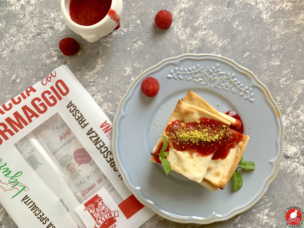 La Mozzarella In Carrozza - Torretta di Focaccia @Tossini con coulis di lamponi