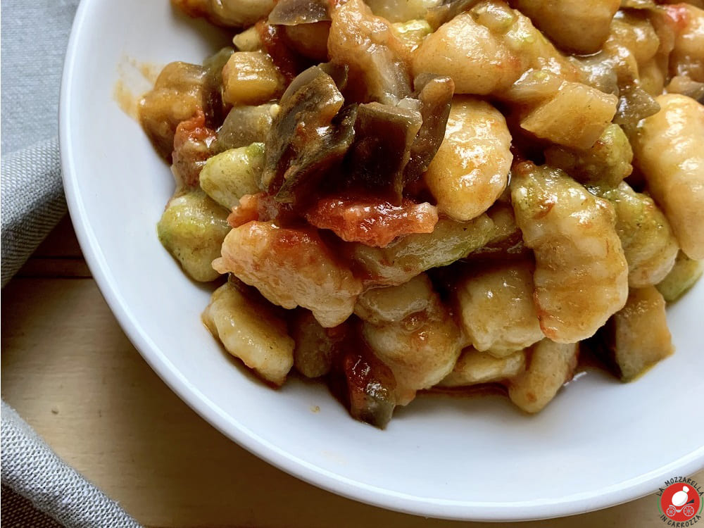 La Mozzarella In Carrozza - Gnocchi di patate con sugo di melanzane 