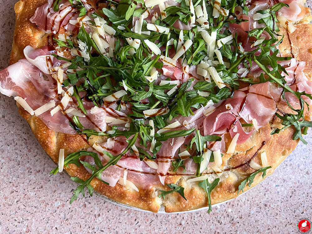 La Mozzarella In Carrozza - Focaccia all’80% di idratazione con pancetta, rucola e grana