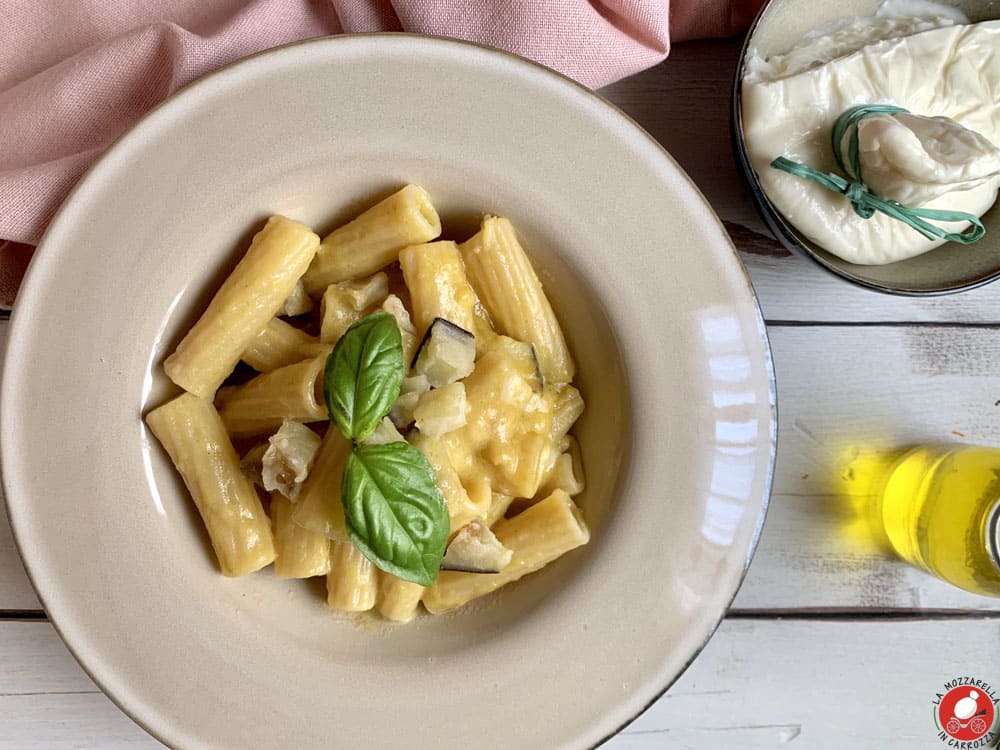 La Mozzarella In Carrozza - Pasta con melanzane e burrata