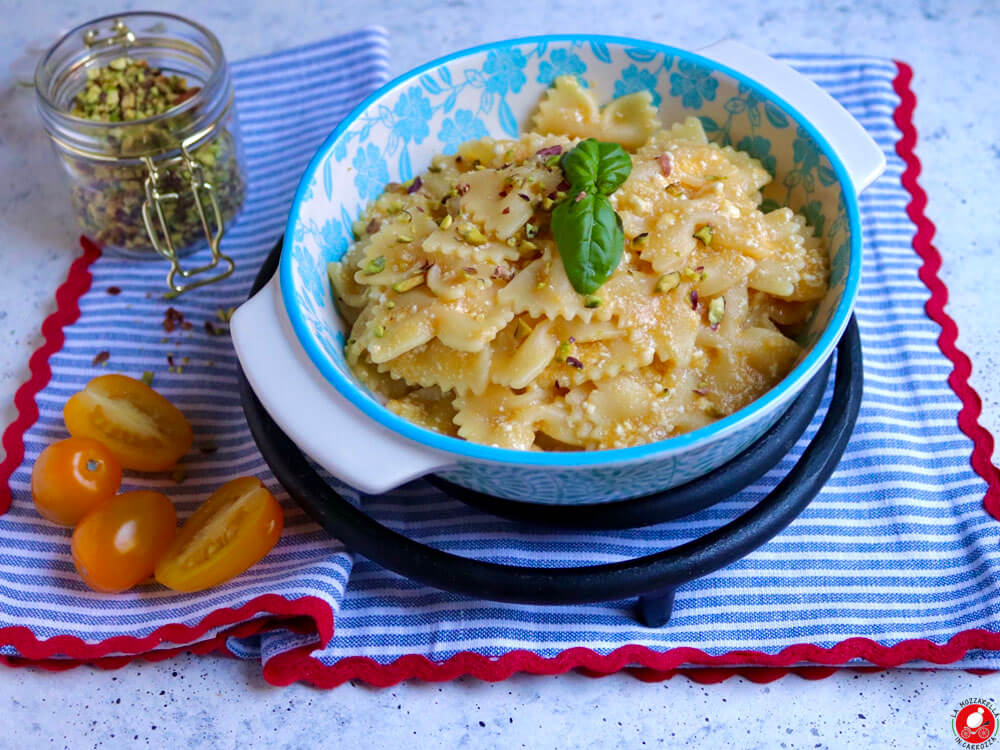 La Mozzarella In Carrozza - Farfalle con salsa di datterini gialli e stracchino