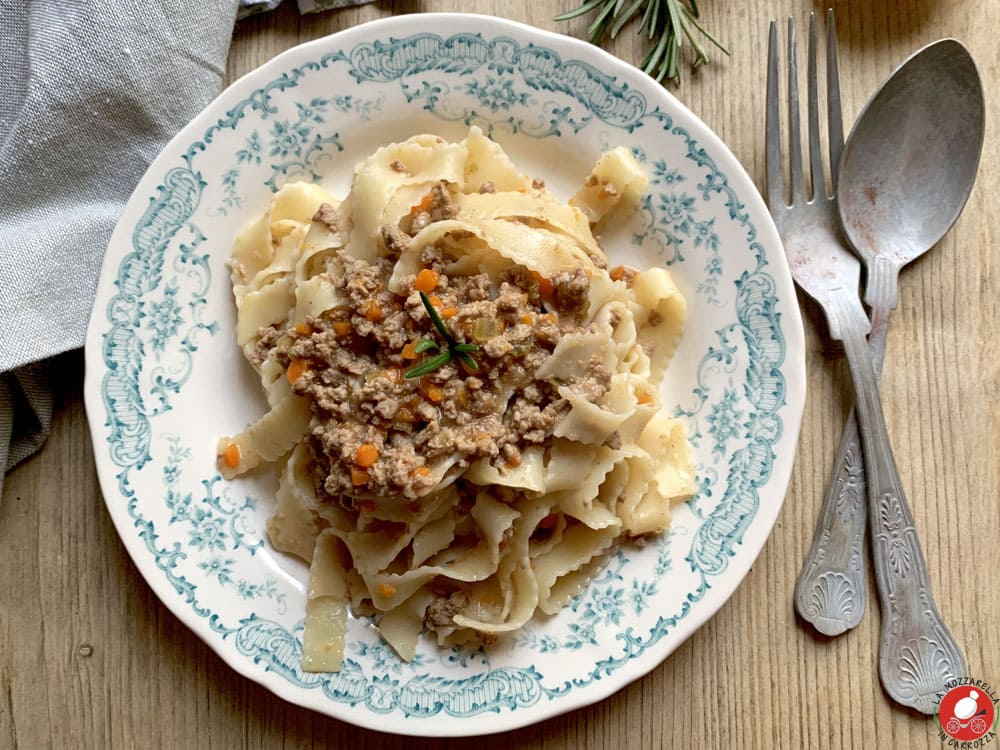 La Mozzarella In Carrozza - Tagliatelle al ragù bianco