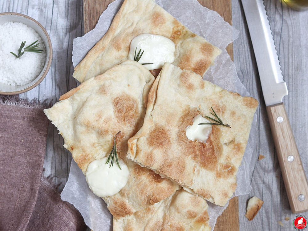 La Mozzarella In Carrozza - Focaccia di Recco