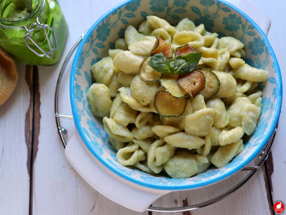 La Mozzarella In Carrozza - Pasta con pesto di zucchine, tutto a crudo