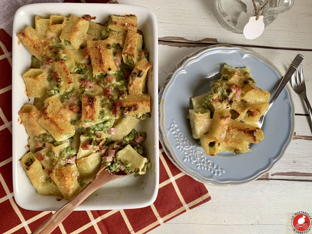 La Mozzarella In Carrozza - Pasta al forno con piselli e prosciutto cotto