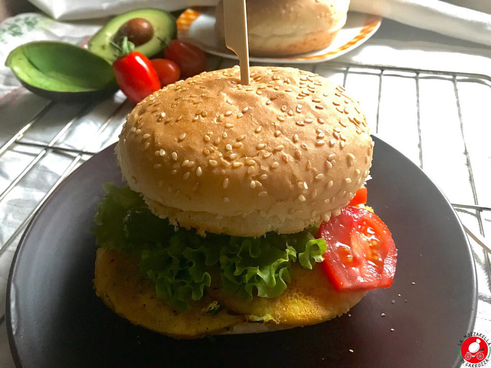 La Mozzarella In Carrozza - Burger con farinata e avocado