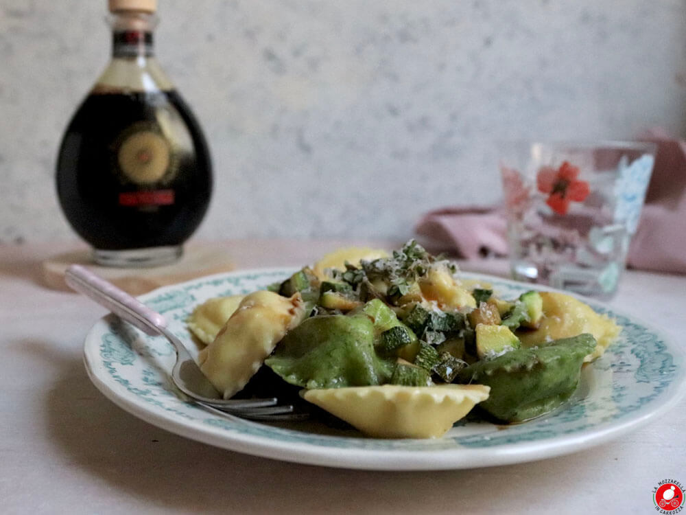 La Mozzarella In Carrozza - Ravioli bicolore con fiori di zucca, prosciutto cotto e aceto balsamico di Modena IGP Due Vittorie