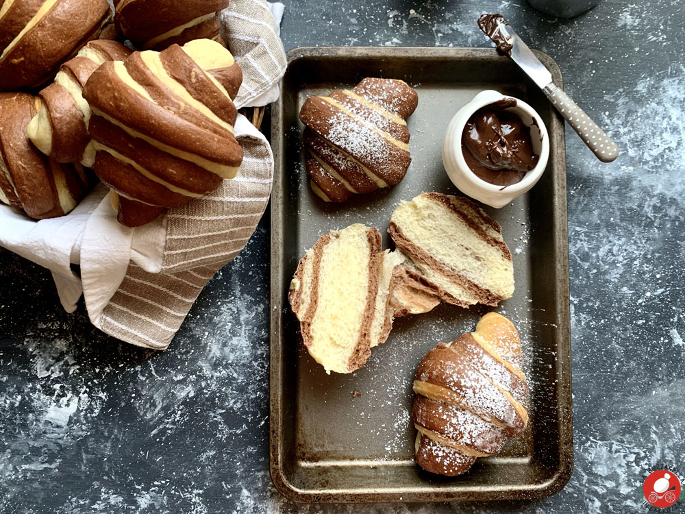 La Mozzarella In Carrozza - Croissant bicolor recipe