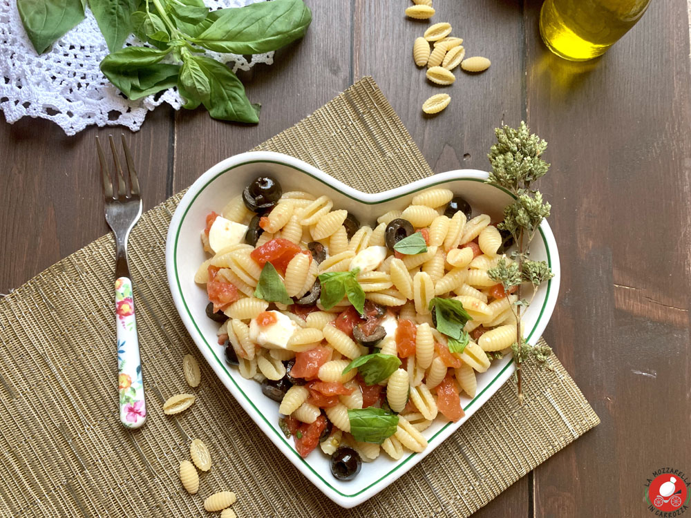 La Mozzarella In Carrozza - Pasta alla crudaiola con mozzarella e olive