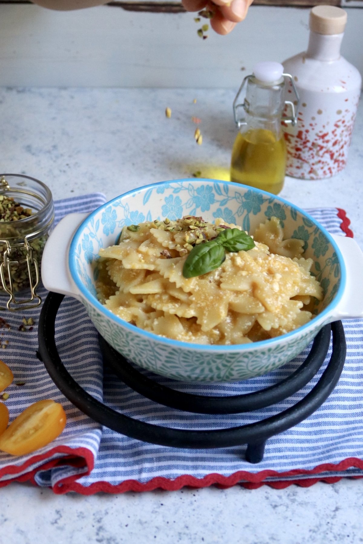 Farfalle con salsa di datterini gialli e stracchino