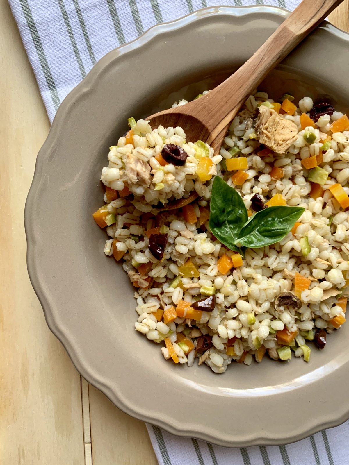 Insalata d’orzo con verdure e quartirolo
