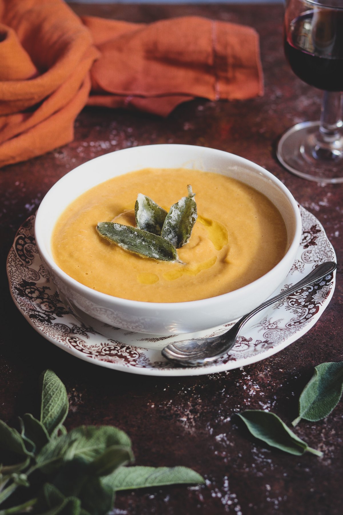 Vellutata di ceci e zucca con salvia croccante