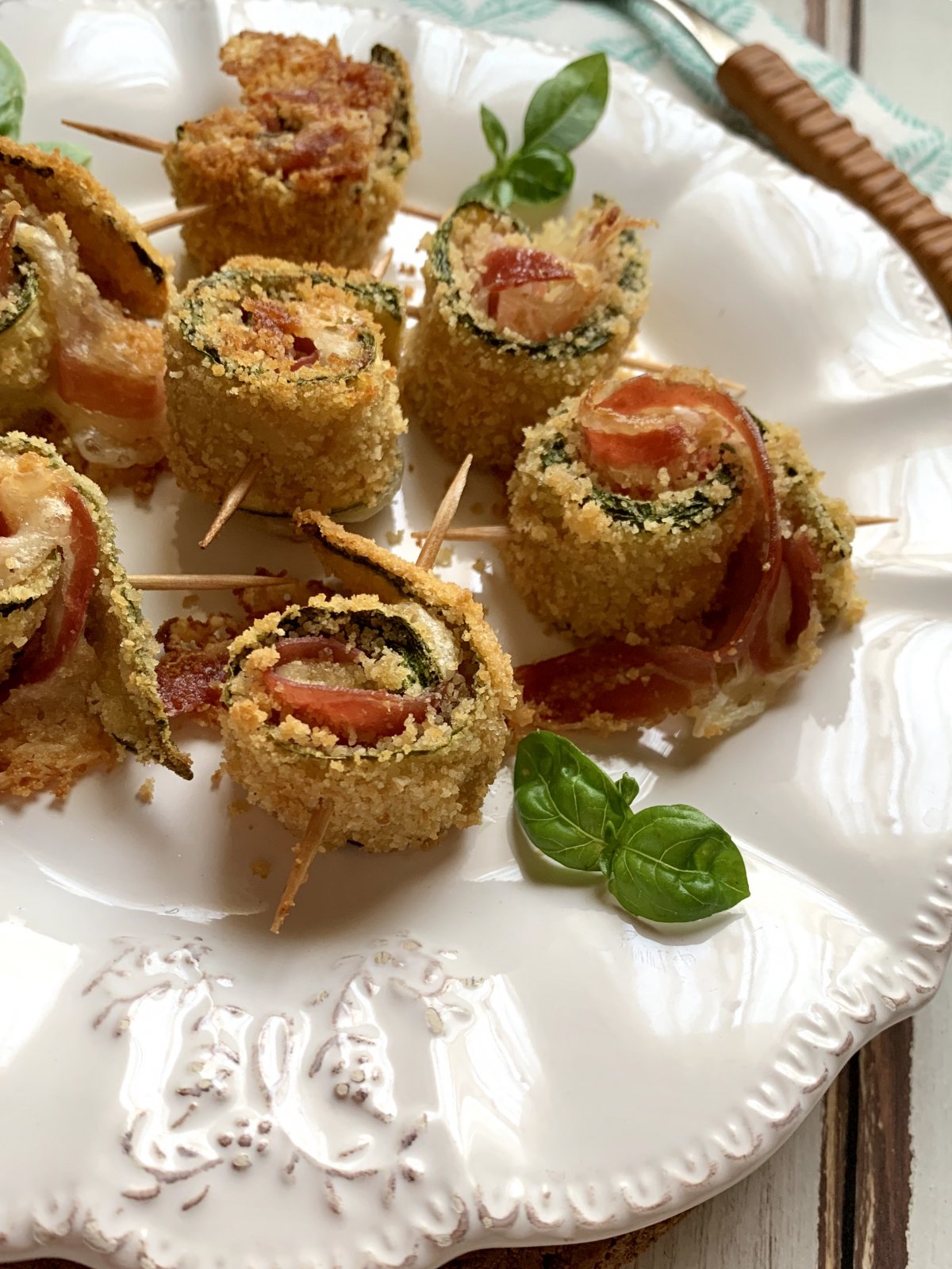 Involtini di zucchine croccanti con pancetta e provola